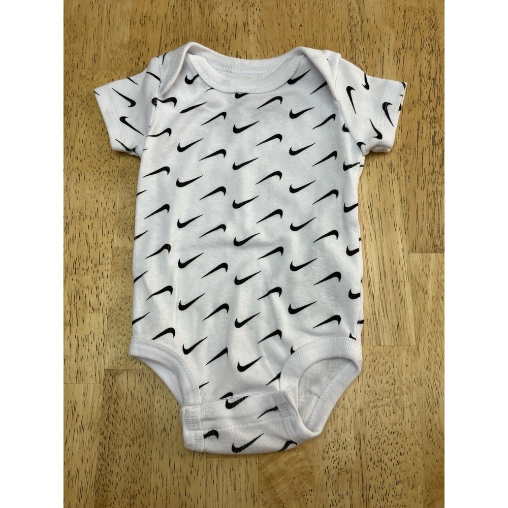 Nike Swoosh 3‎ Piece Infant Set Black/White 0-6 Months - Picture 2 of 9